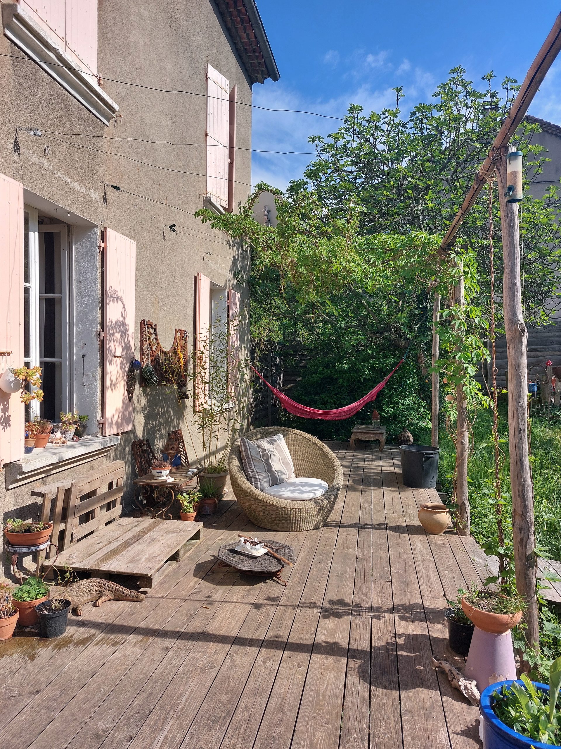 Terrasse — coin hamac et fauteuil en osier