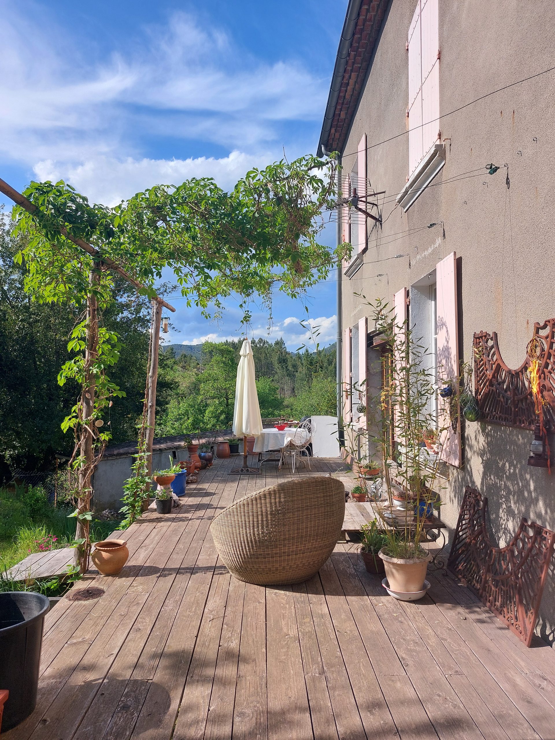 Terrasse — table avec parasol, volets rose poudré