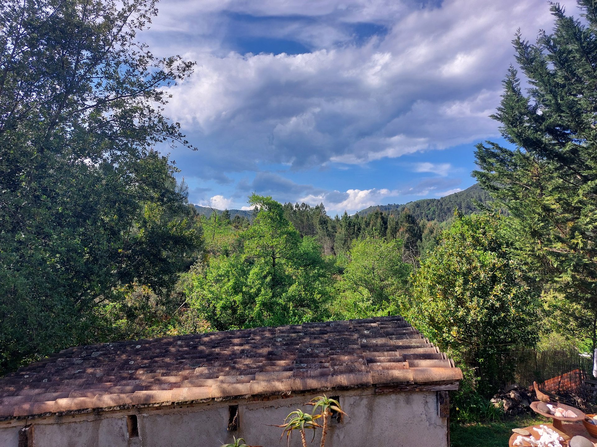Vue depuis la terrasse — collines et ciel bleu