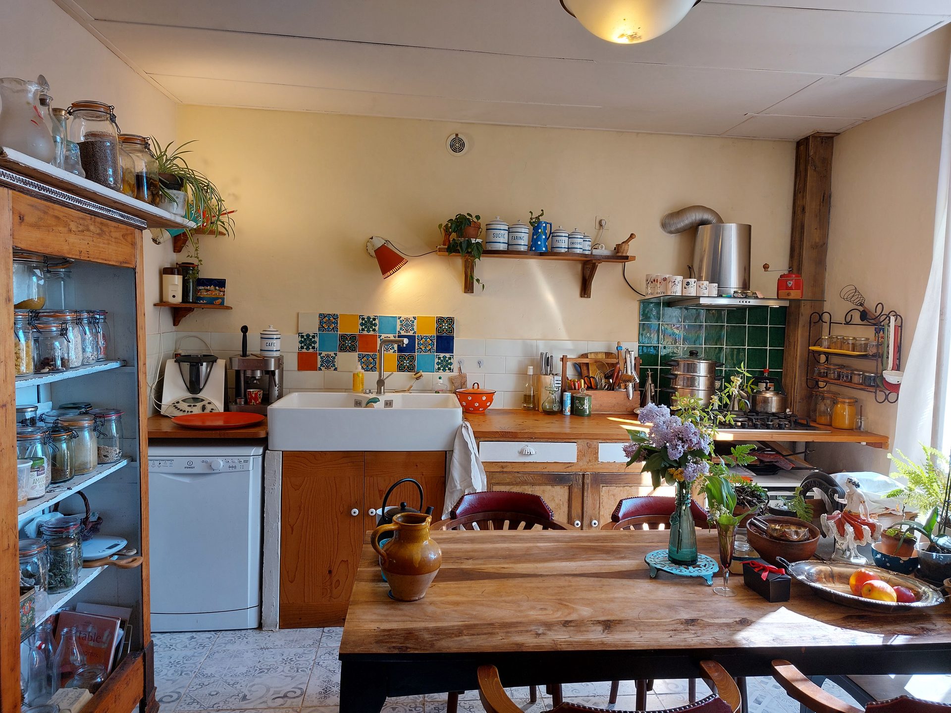 Cuisine — détail des rangements et de l'espace