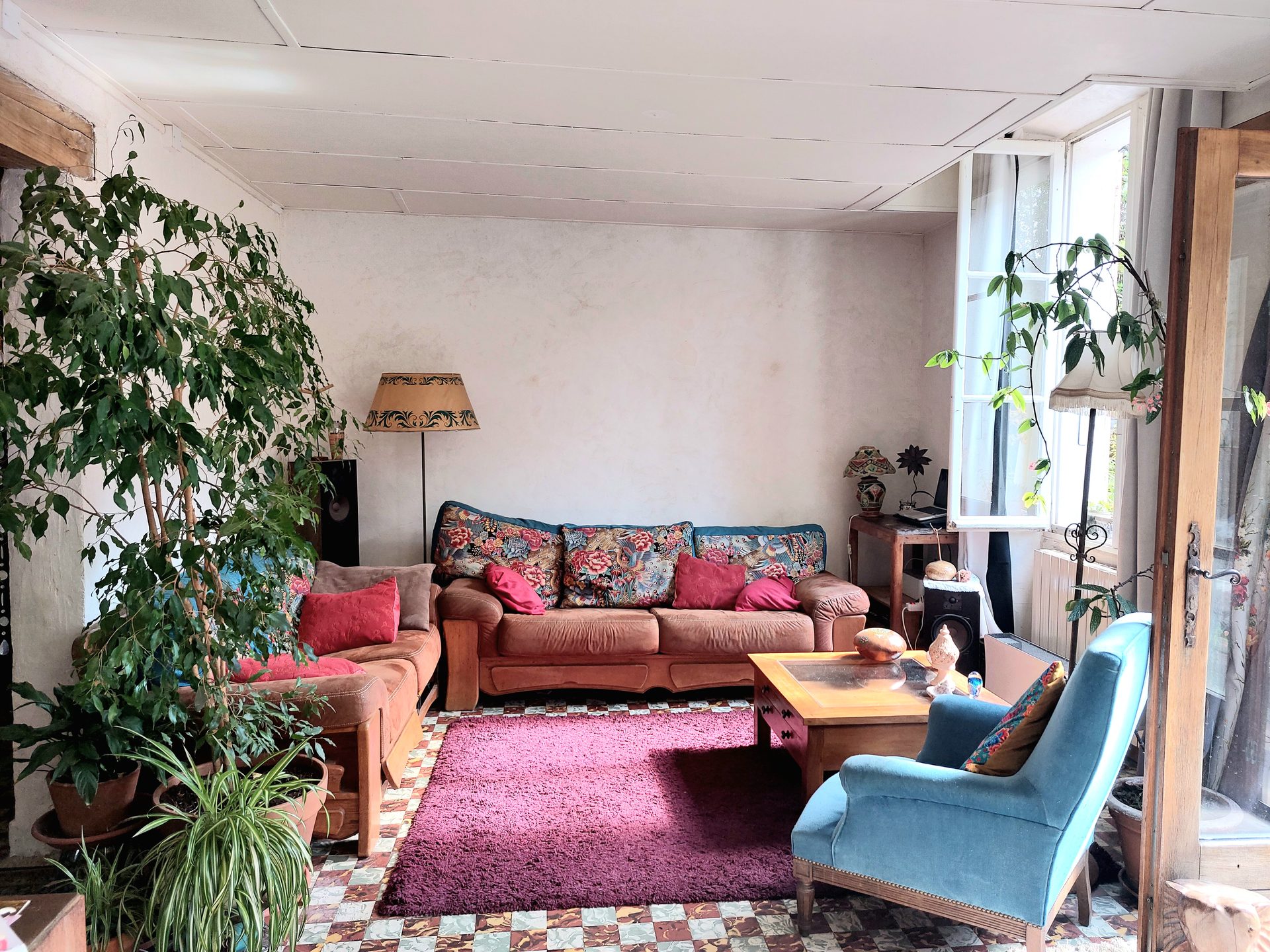 Salon — autre angle, canapés et tapis