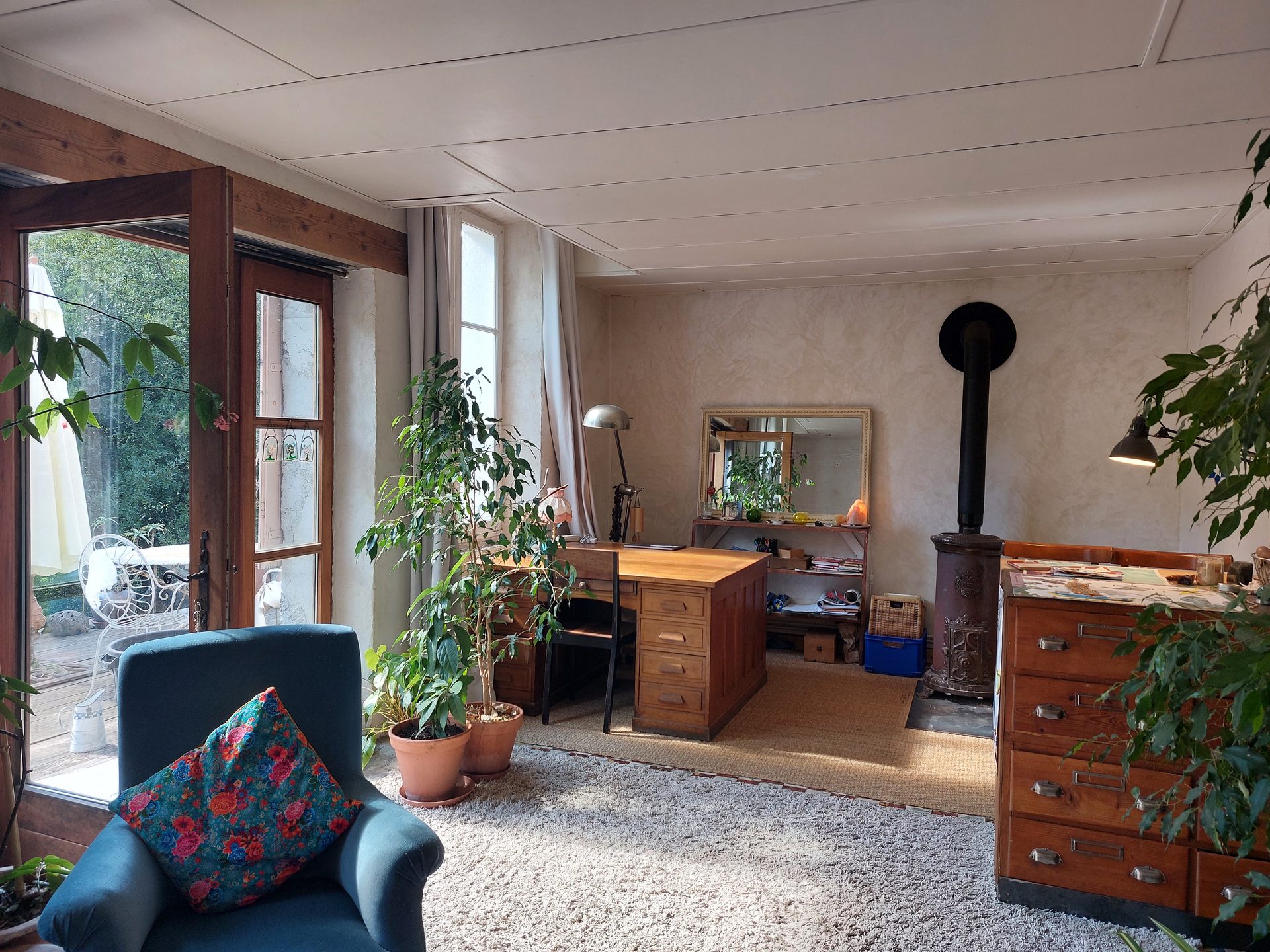Coin bureau : bureau ancien, poêle à bois en fonte et commode d'apothicaire