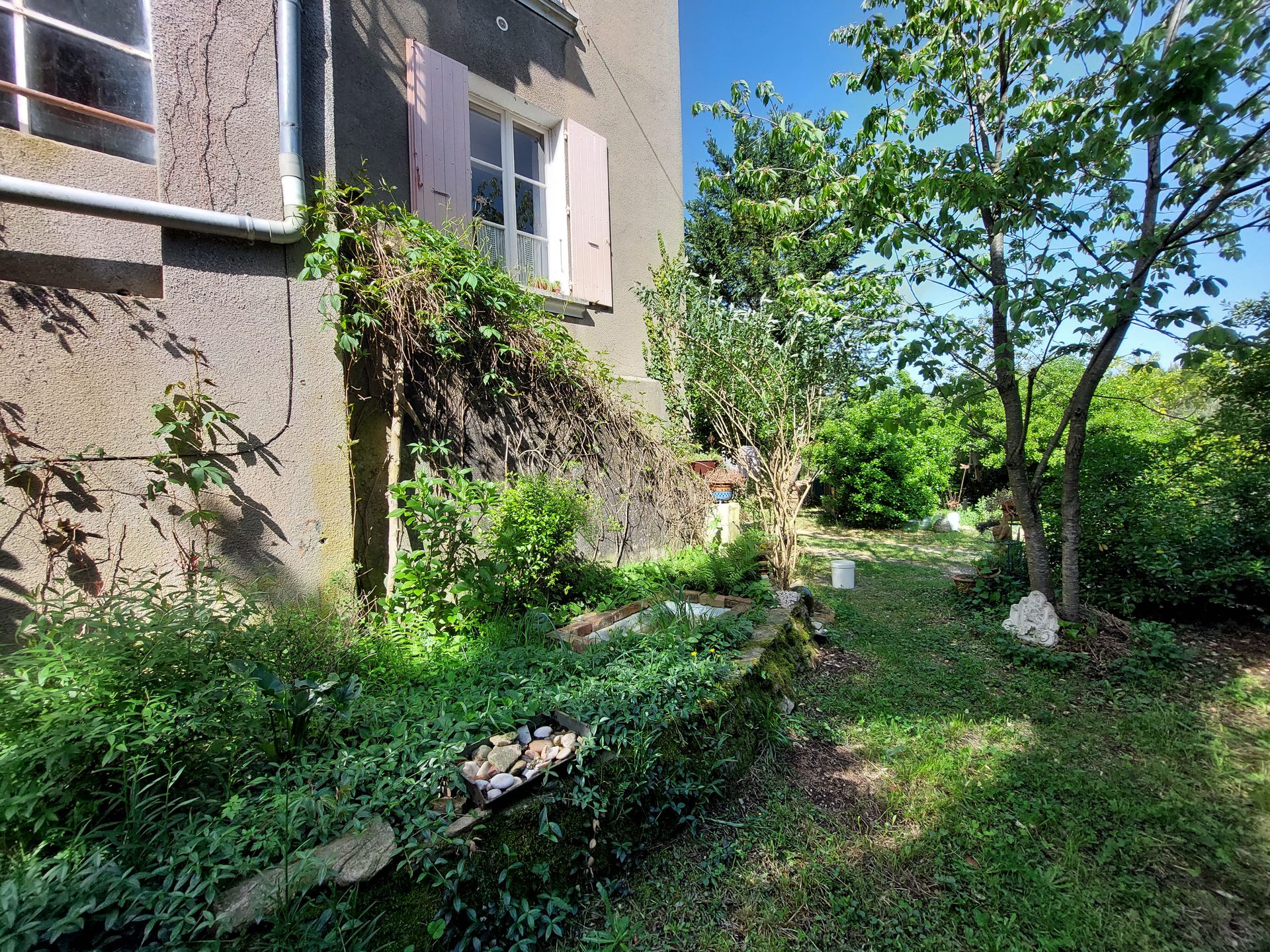 Jardin — vue de l'arrière de la maison
