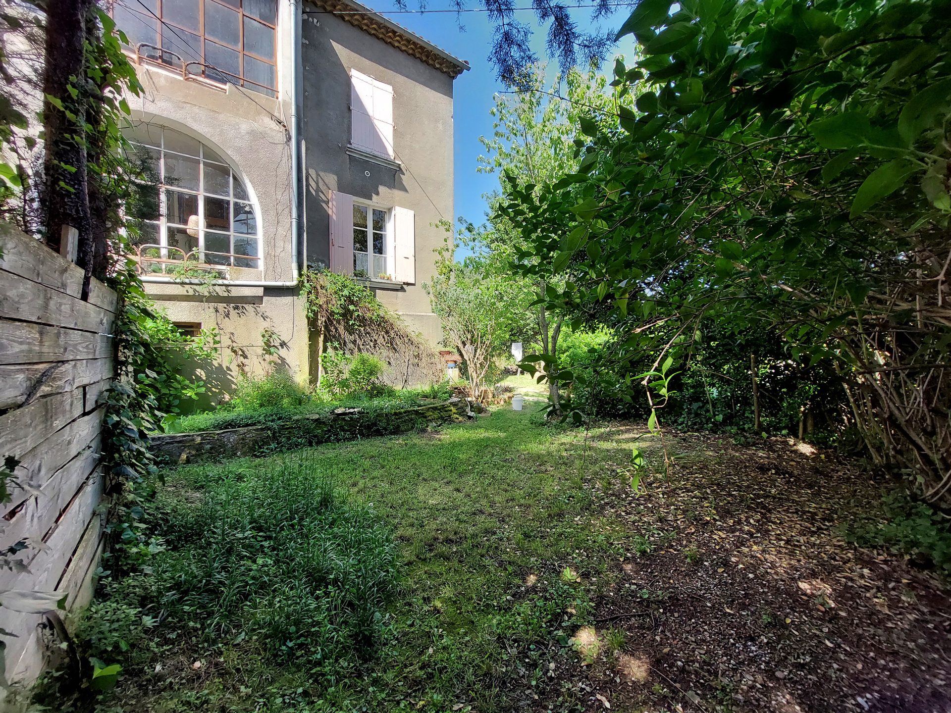Jardin — fenêtres en arc et façade