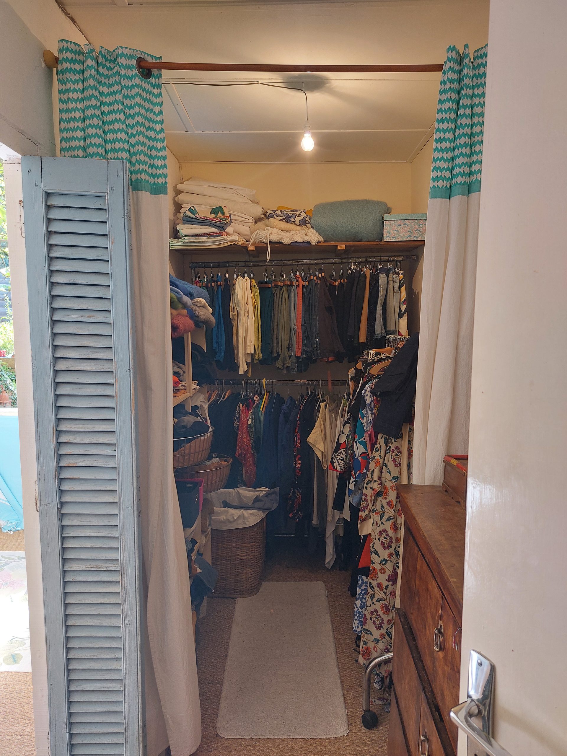 Chambre 1 — dressing avec rideaux