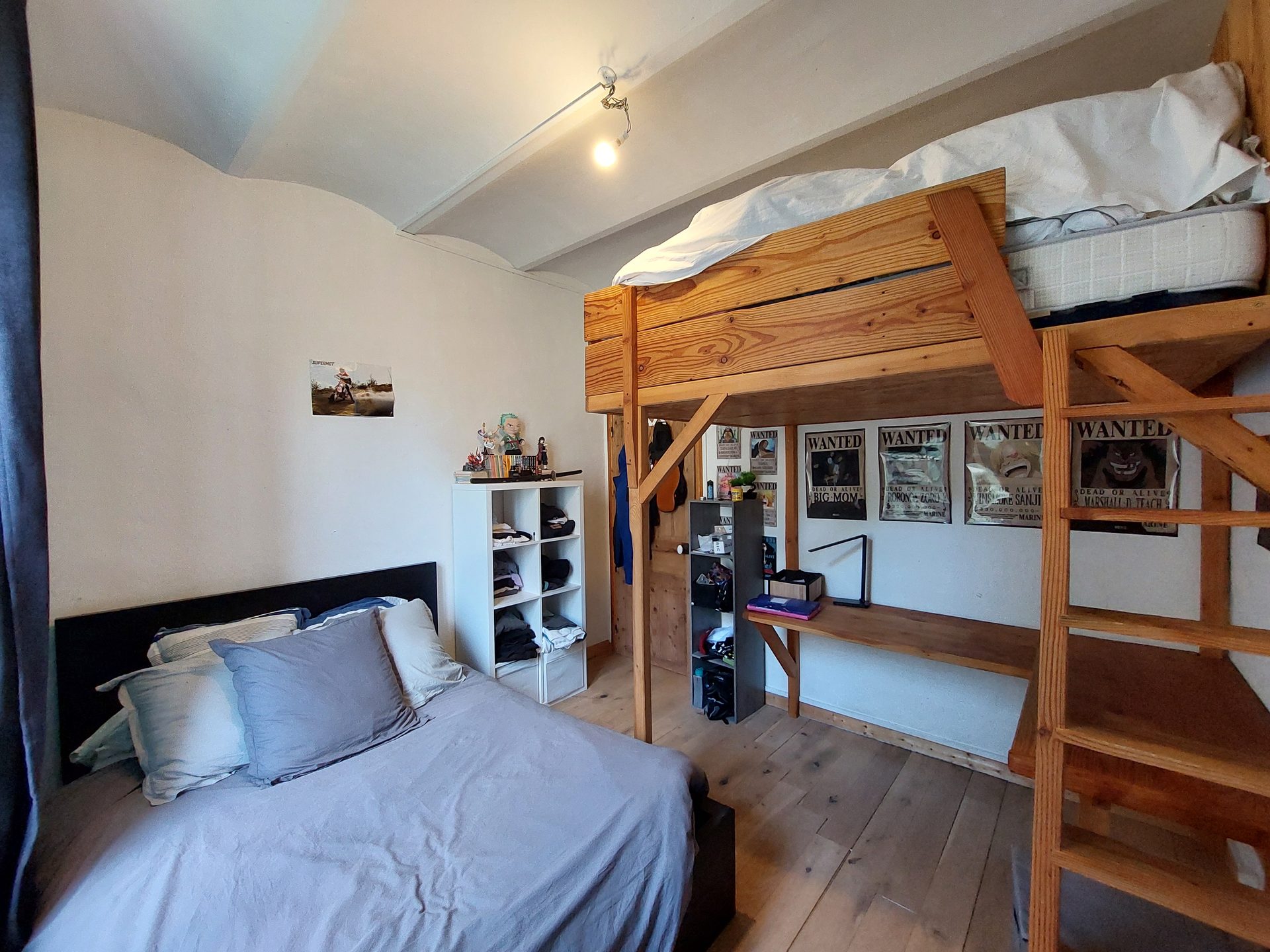 Chambre 2 : lit en mezzanine, bureau intégré et étagères