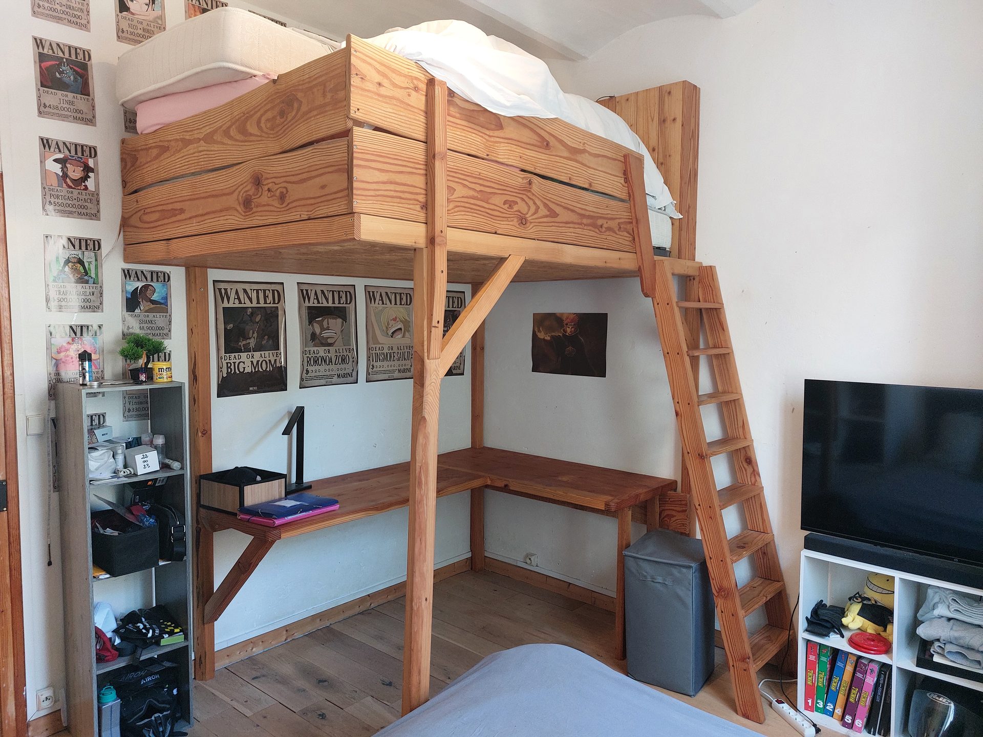 Chambre 2 — vue détaillée du lit mezzanine et bureau