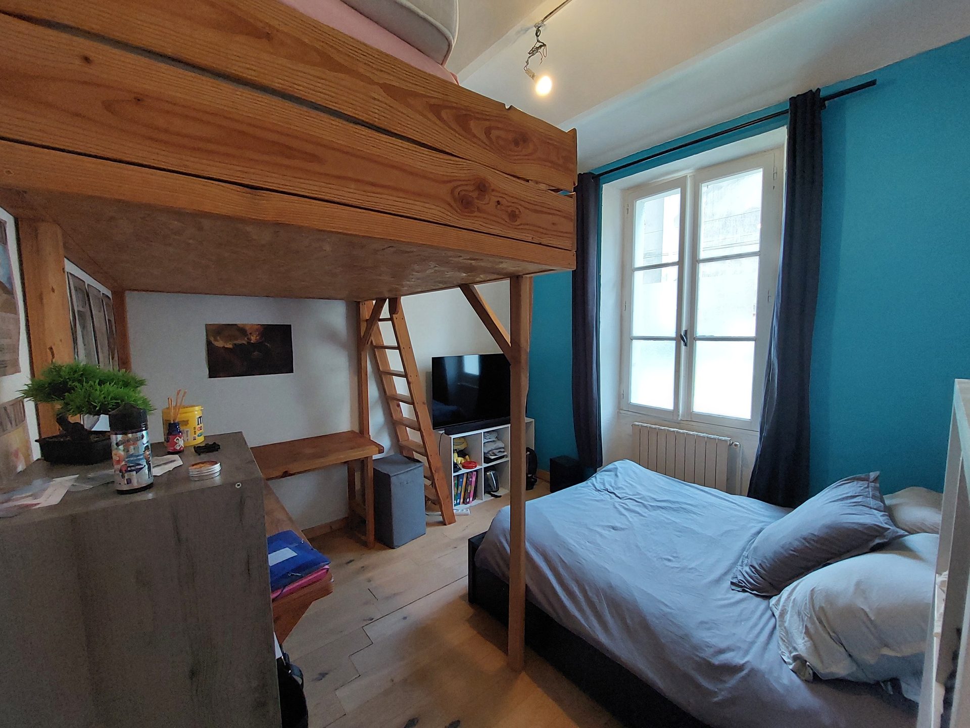 Chambre 2 — autre angle de la pièce